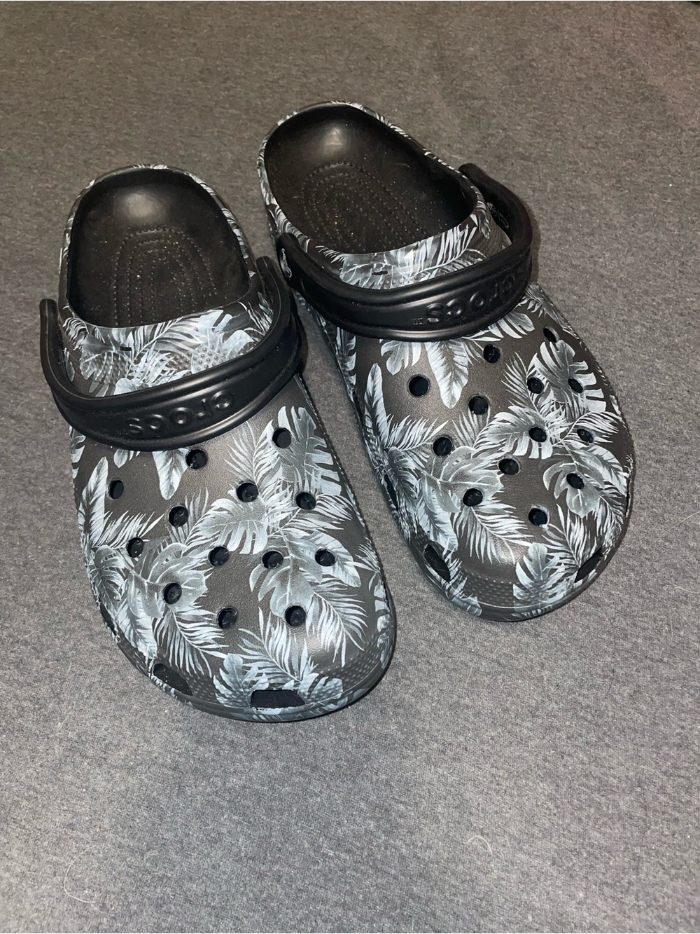 Rare Crocs tropical Clog in Black with Gray Leaf Print mens size 12